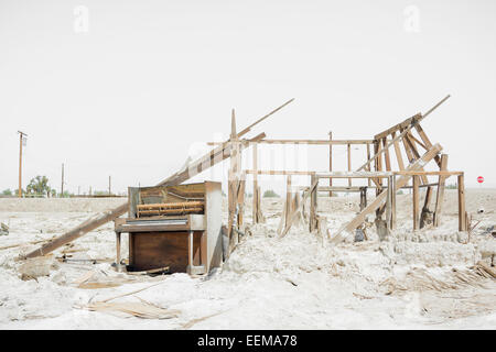 Piano délabrés et abandonnés dans la structure de la terre lot Banque D'Images