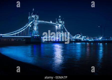 Pont iconique illuminé dans cityscape at night, London, England, United Kingdom Banque D'Images