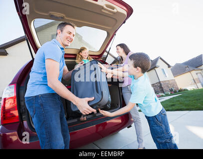 Caucasian family unpacking valises de la voiture Banque D'Images