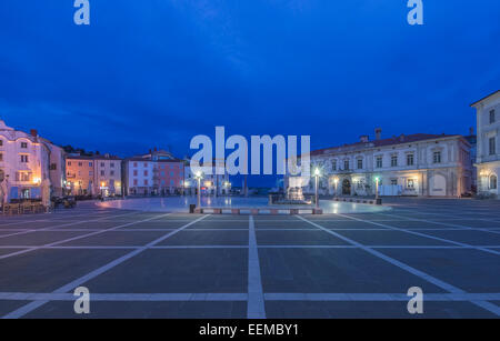 Les bâtiments et les place de la ville illuminée la nuit, Piran, Slovénie, Coastal-Karst Banque D'Images