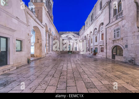 La place des peuples entre les bâtiments du palais de Dioclétien, Split, Split, Croatie Banque D'Images
