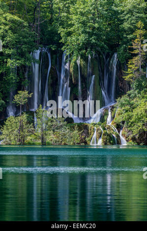 Cascade sur des rochers à lac éloigné Banque D'Images