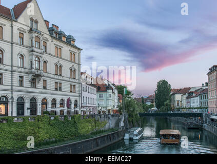 Bâtiments et passerelle au-dessus du canal urbain, Ljubljana, Slovénie, slovénie centrale Banque D'Images