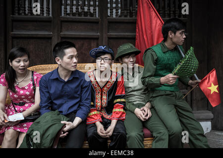 Les étudiants habillés en tenue militaire reste avant le concert qui se tiendra au Temple de la littérature. Banque D'Images