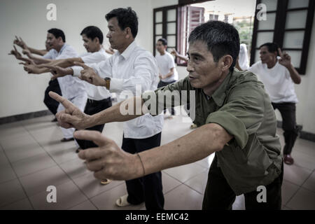 Plusieurs anciens combattants touchés par l'Agent Orange assister à une classe d'exercices pour améliorer votre santé avec des maux. Banque D'Images