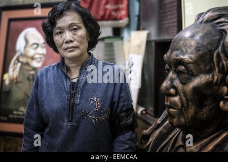 Bo pose de Hoa Binh dans le hall pour les dons que les différentes organisations et les gouvernements ont fait à son père, le général Vo Nguyen Giap Banque D'Images