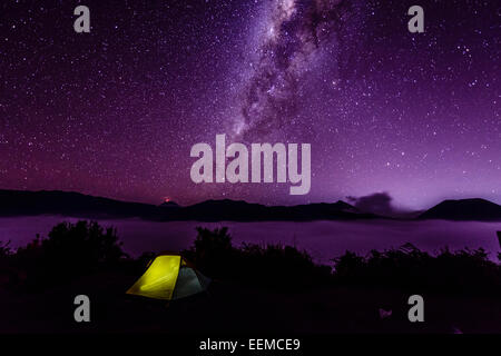 Voie Lactée sur camping à ciel étoilé Banque D'Images
