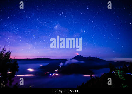 Ciel étoilé sur volcan actif Banque D'Images