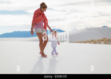 Caucasian mother and son walking on sand dune Banque D'Images