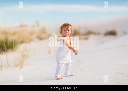 Woman walking on sand dune Banque D'Images