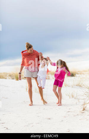 Mère de race blanche et les enfants marche sur dune de sable Banque D'Images