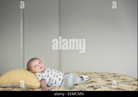 Newborn caucasian baby laying on bed Banque D'Images