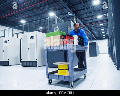 Black businessman working in server room Banque D'Images