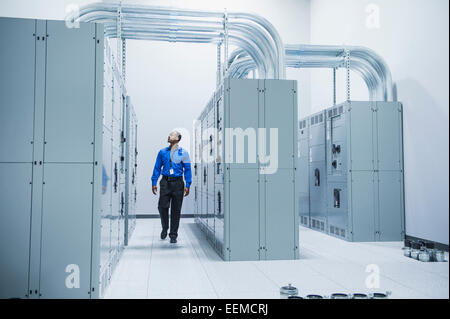 Black businessman walking in server room Banque D'Images