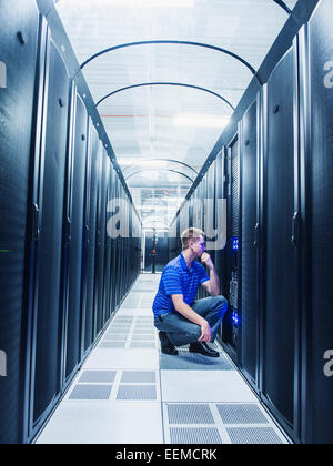 Caucasian businessman travaillant en salle serveur Banque D'Images