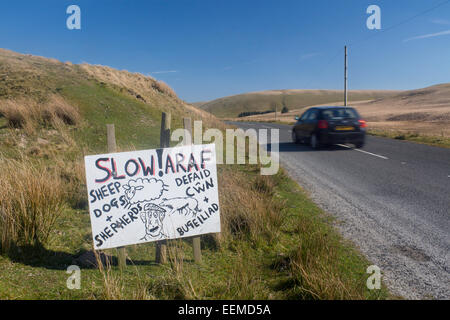 L'Araf lent cartoon style humoristique, peinte sur un panneau routier non officiel Cwmystwyth à Elan Valley mountain road Powys Pays de Galles UK Banque D'Images