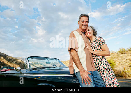 Couple smiling près de convertible classique Banque D'Images