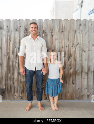 Caucasian father and daughter holding hands outdoors Banque D'Images
