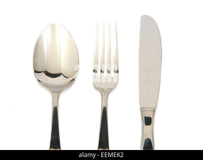 Fourchette métallique, couteau et cuillère sur fond blanc Banque D'Images