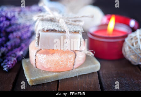 Les savons faits à la main sur la table en bois, objets spa Banque D'Images