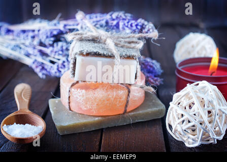 Les savons faits à la main sur la table en bois, objets spa Banque D'Images