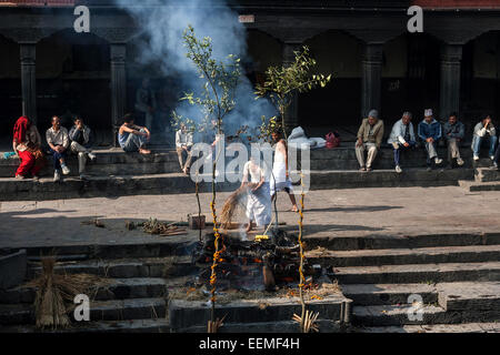 En face de la crémation Temple Pashupatinath sur la rivière Bagmati, Pashupatinath, Katmandou, UNESCO World Heritage Site, Népal Banque D'Images