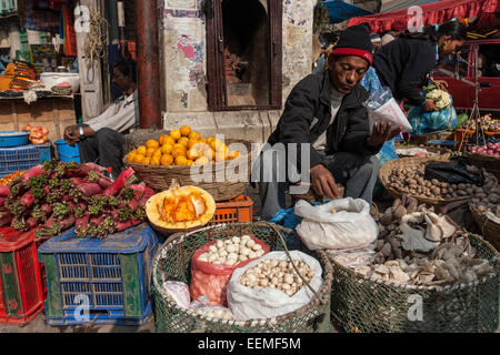 La vente de légumes dans la rue, vendeur de légumes, vieille ville, Katmandou, Népal Banque D'Images