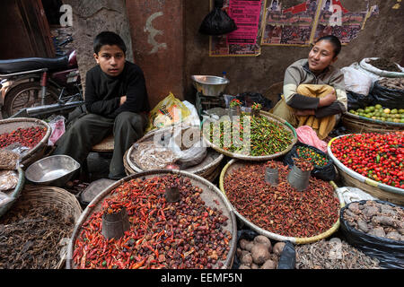 La vente de légumes dans la rue, vendeur de légumes, vieille ville, Katmandou, Népal Banque D'Images