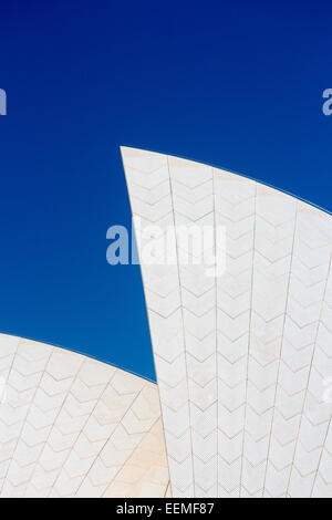 Sydney Opera House Résumé détail de shell ou de naviguer avec des tuiles de toit, portrait avec ciel bleu Sydney NSW Australie Nouvelle Galles du Sud Banque D'Images