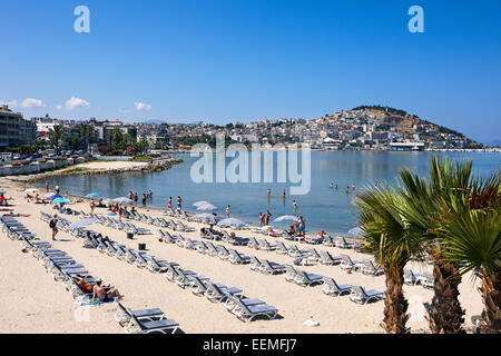 Vue surélevée d'une plage de sable blanc avec des rangées de chaises longues à Kusadasi, province d'Aydin, Turquie. Banque D'Images