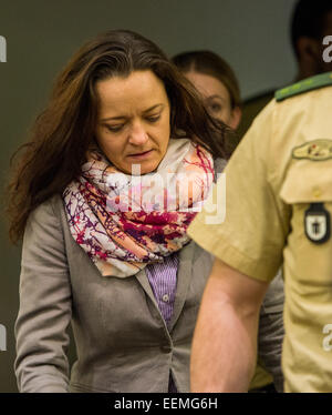 Munich, Allemagne. 20 Jan, 2015. Le défendeur Beate Zschaepe entre dans la salle d'audience au tribunal régional supérieur de Munich, Allemagne, 20 janvier 2015. Au Tribunal régional supérieur (OLG), le procès sur les meurtres et les attaques terroristes du 'Underground' national-socialiste (NSU) a continué. PHOTO : MARC MUELLER/dpa/Alamy Live News Banque D'Images