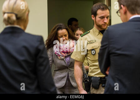 Munich, Allemagne. 20 Jan, 2015. Le défendeur Beate Zschaepe entre dans la salle d'audience au tribunal régional supérieur de Munich, Allemagne, 20 janvier 2015. Au Tribunal régional supérieur (OLG), le procès sur les meurtres et les attaques terroristes du 'Underground' national-socialiste (NSU) a continué. PHOTO : MARC MUELLER/dpa/Alamy Live News Banque D'Images