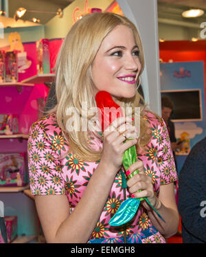 Londres, Royaume-Uni. 20 Jan, 2015. Pixie Lott fait une apparition à la marque Steffi Love stand pendant le jour de l'ouverture de Toy Fair London à l'Olympia. Crédit : charlie bryan/Alamy Live News Banque D'Images