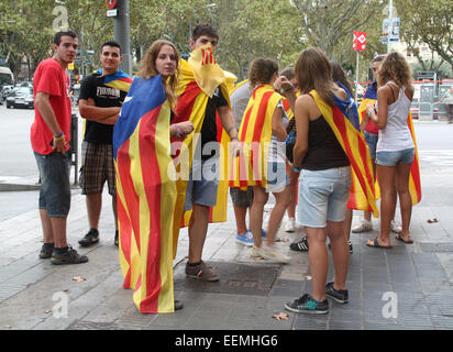 Les jeunes catalans célébrant la Journée nationale de la Catalogne (Diada Nacional de Catalunya) 11 septembre, Barcelone. Banque D'Images