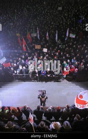 Wiesbaden, Allemagne. 19 Jan, 2015. Les protestataires prennent part à une manifestation contre le 'Pegida" (les Européens contre l'islamisation patriotique de l'Ouest) mouvement anti-islamique à la place du palais à Wiesbaden, Allemagne, 19 janvier 2015. Autour de 10 000 personnes sont descendues dans les rues pour protester contre l'Pegida. Dpa : Crédit photo alliance/Alamy Live News Banque D'Images