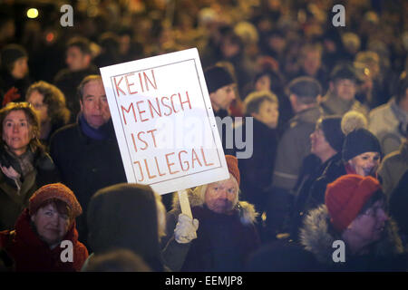 Wiesbaden, Allemagne. 19 Jan, 2015. Tenir les manifestants d'une plaque à la main qui se lit 'sur être humain n'est illégal" au cours d'une manifestation contre le 'Pegida" (les Européens contre l'islamisation patriotique de l'Ouest) mouvement anti-islamique à la place du palais à Wiesbaden, Allemagne, 19 janvier 2015. Autour de 10 000 personnes sont descendues dans les rues pour protester contre l'Pegida. Dpa : Crédit photo alliance/Alamy Live News Banque D'Images