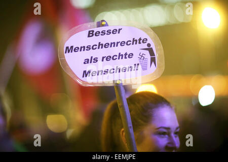 Wiesbaden, Allemagne. 19 Jan, 2015. Tenir les manifestants dans leurs mains une pancarte qui dit "mieux vaut l'homme que les gens de droite" au cours d'une manifestation contre le 'Pegida" (les Européens contre l'islamisation patriotique de l'Ouest) mouvement anti-islamique à la place du palais à Wiesbaden, Allemagne, 19 janvier 2015. Autour de 10 000 personnes sont descendues dans les rues pour protester contre l'Pegida. Dpa : Crédit photo alliance/Alamy Live News Banque D'Images