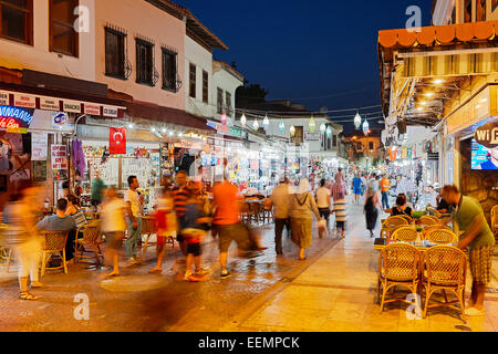 La vieille ville de Kusadasi dans la nuit. La province d'Aydin, Turquie. Banque D'Images