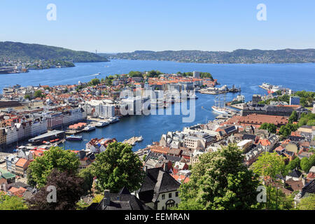 Vue sur port Vågen élevé et fjord du mont Floyen Byfjorden, Bergen, Hordaland, Norvège, Scandinavie, Europe Banque D'Images