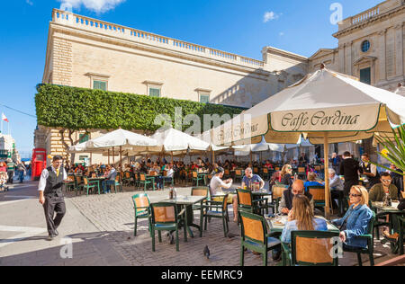 Les touristes au café Piazza Regina Codina, La Valette Malte eu Europe Banque D'Images