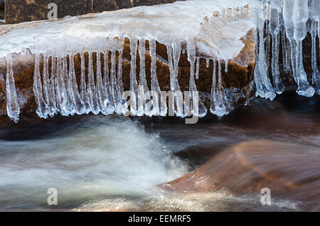 Un Eisformationen einem, Bach, Hedmark Fylke Finnskogen, Norwegen, Avril 2012 Banque D'Images