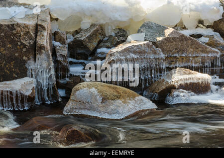 Un Eisformationen einem, Bach, Hedmark Fylke Finnskogen, Norwegen, Avril 2012 Banque D'Images