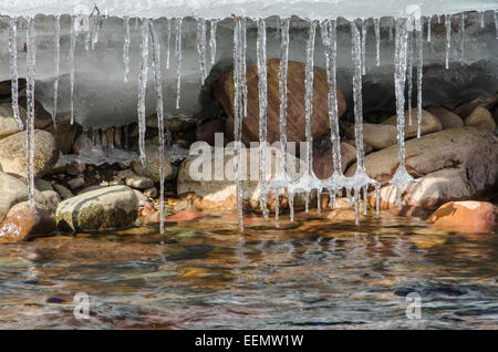 Un Eiszapfen einem Bach, Ljoerdalen, Hedmark Fylke, Norwegen, Avril 2012 Banque D'Images