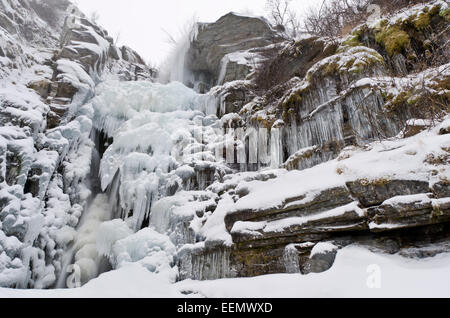 Cascade gelée dans la vallée d'Atndalen, Hedmark Fylke, Norway, novembre Banque D'Images