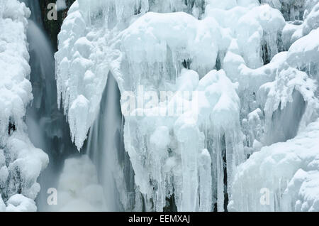 Un gefrorenen Eiszapfen einem Wasserfall im Tal Atndalen, Hedmark Fylke, Norwegen, Novembre 2011 Banque D'Images