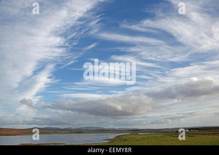 Les formations de nuages cirrus et Nimbostratus sur Islay à vers la tête du Loch Gruinart Scotland UK Octobre 52424 Banque D'Images