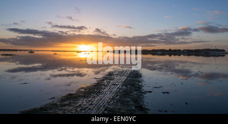 Une vue sur Chichester Harbour au lever du soleil. Banque D'Images