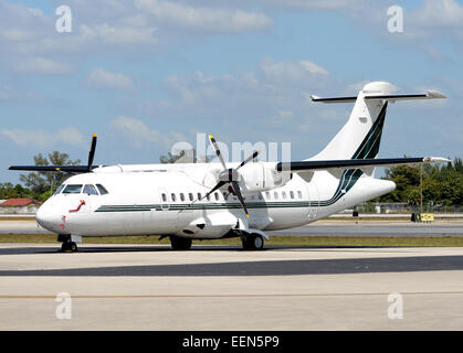 Avion à turbopropulseurs blanc garé sur une aire de ATR-42 Banque D'Images