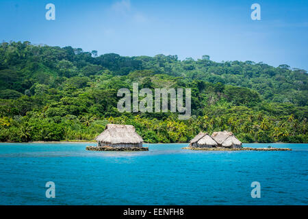 Huttes Kuna au Puerto Escocés, Panama Banque D'Images