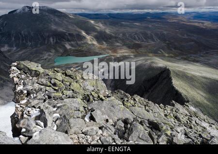 Blick vom Berg Storstyggesvanatinden Svanadalen ins Tal und zum Berg, Snoehetta Dovrefjell-Sunndalsfjella Nationalpark, Oppland Banque D'Images